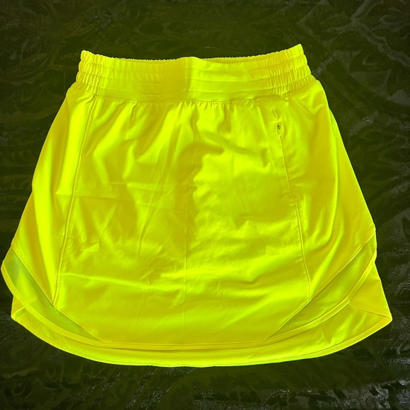 Lululemon Hotty Hot Skirt *Long Size 6 - Picture 1 of 3